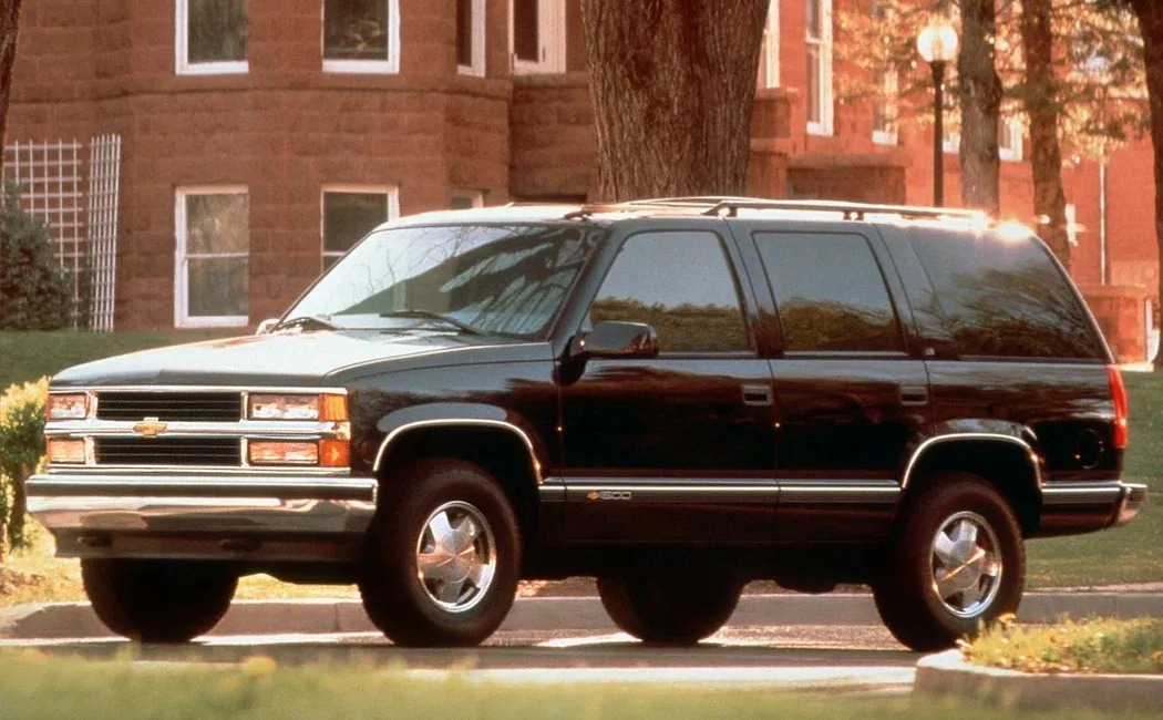 Логотип Chevrolet Tahoe Внедорожник 5 дв. 1 поколение