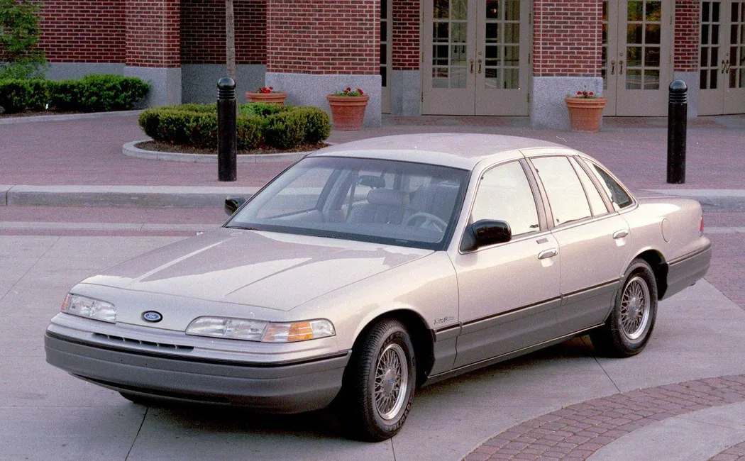 Логотип Crown Victoria