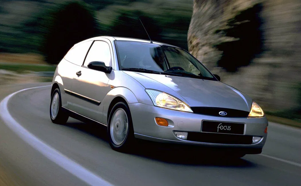 Логотип Ford Focus Хэтчбек 3 дв. 1 поколение