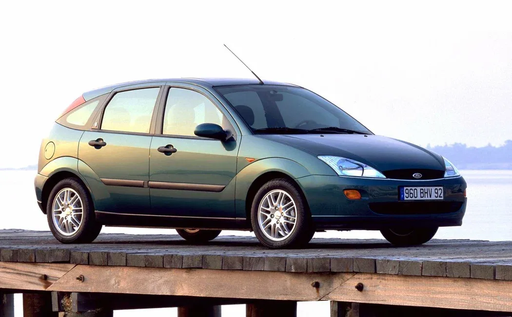 Логотип Ford Focus Хэтчбек 5 дв. 1 поколение