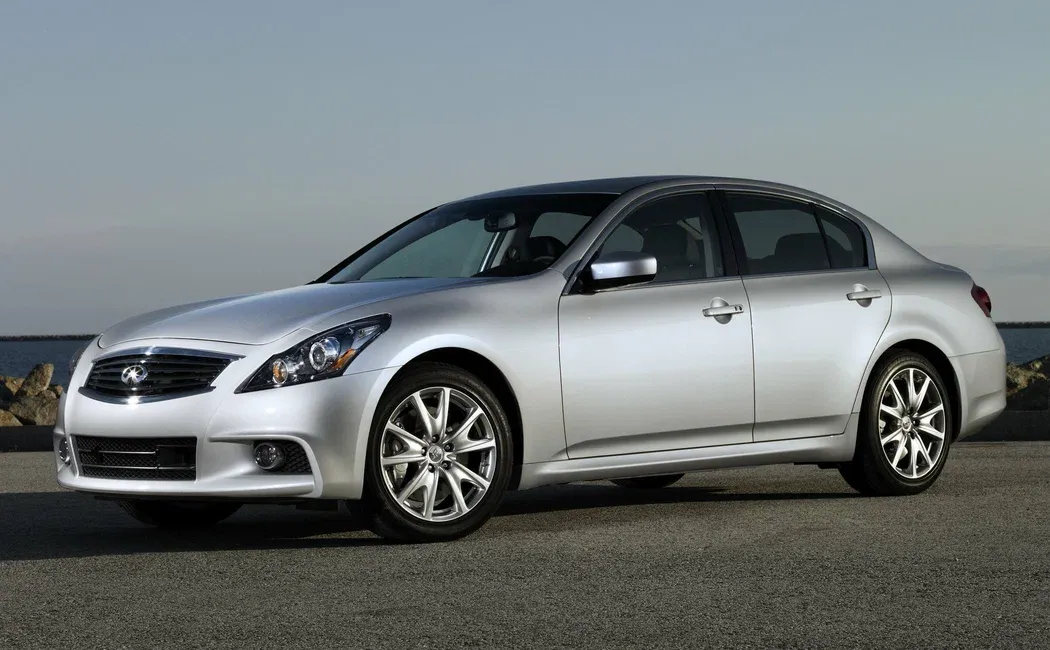 Логотип Infiniti G Седан 4 дв. 4 поколение