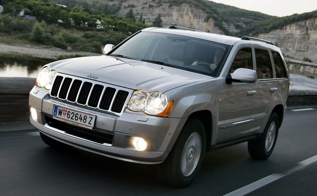 Логотип Jeep Grand Cherokee Внедорожник 5 дв. 3 (WK)