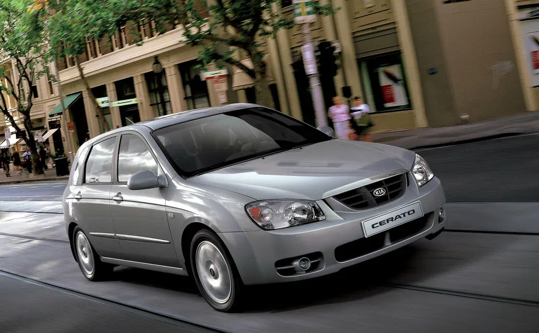 Логотип Kia Cerato Хэтчбек 5 дв. 1 поколение