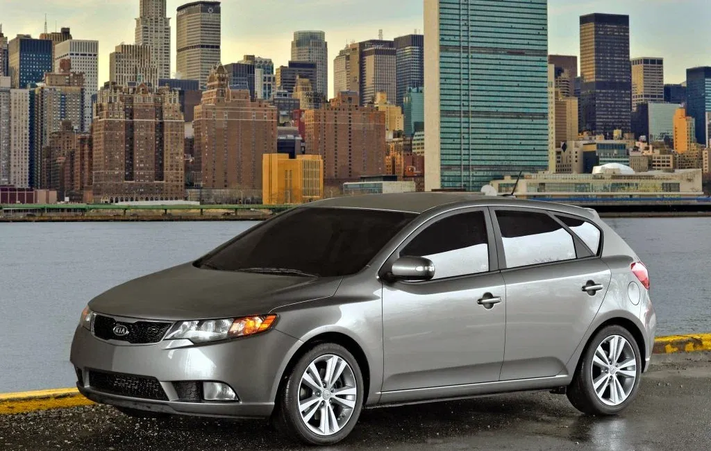 Логотип Kia Forte Хэтчбек 5 дв. 1 поколение