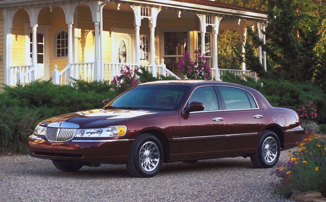 Логотип lincoln Town Car Седан 4 дв. 3 поколение