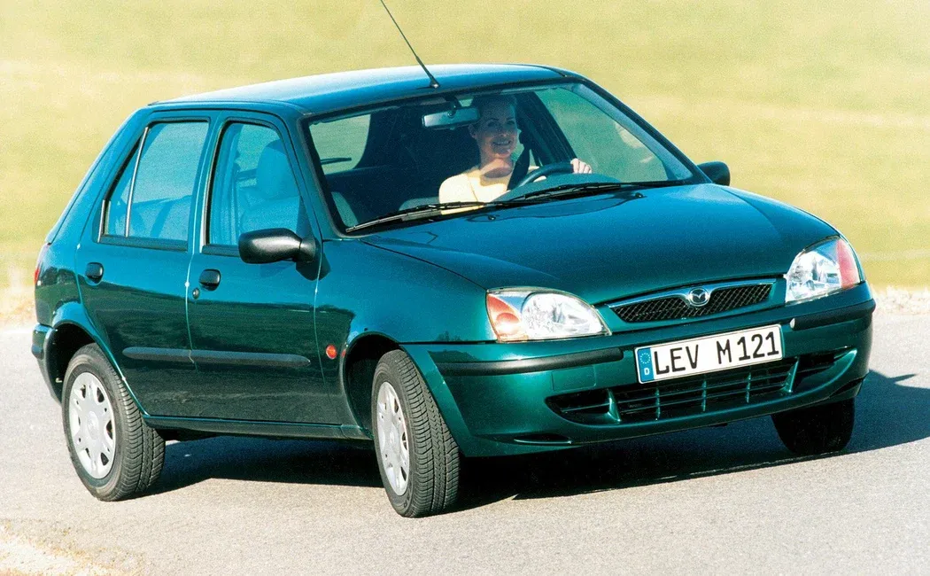 Логотип Mazda 121 Хэтчбек 5 дв. 3 поколение