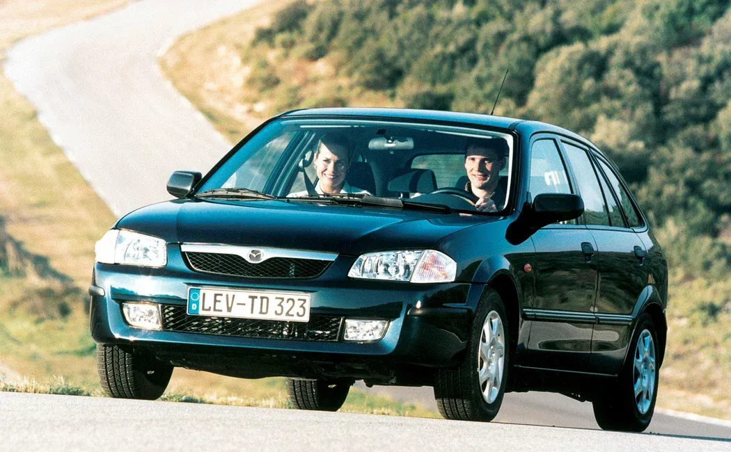 Логотип Mazda 323 Хэтчбек 5 дв. 6 (BJ)