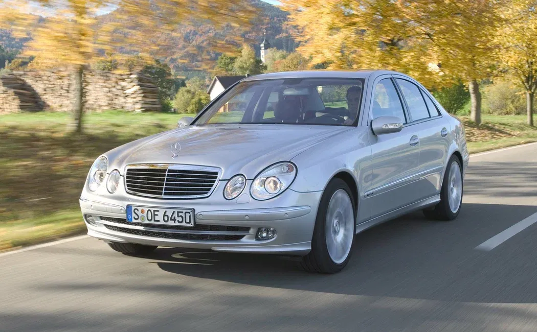 Логотип Mercedes-Benz E-klasse Седан 4 дв. 3 (W211 / S211)
