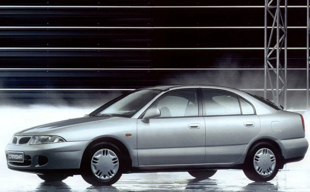 Логотип Mitsubishi Carisma Хэтчбек 5 дв. 1 поколение