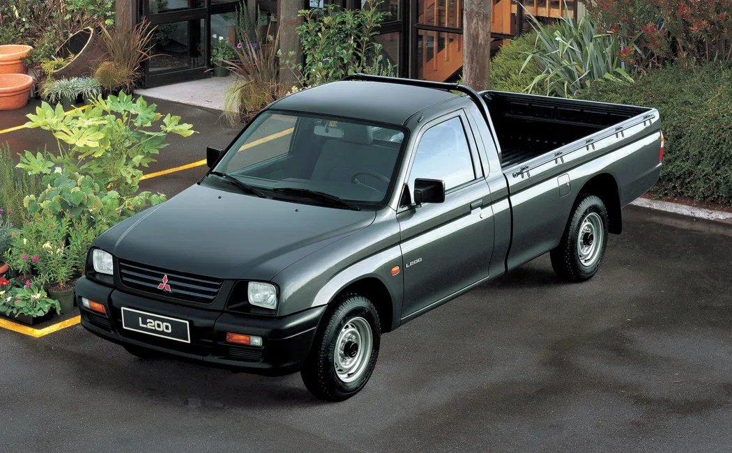Логотип Mitsubishi L200 Пикап 2 дв. 3 поколение