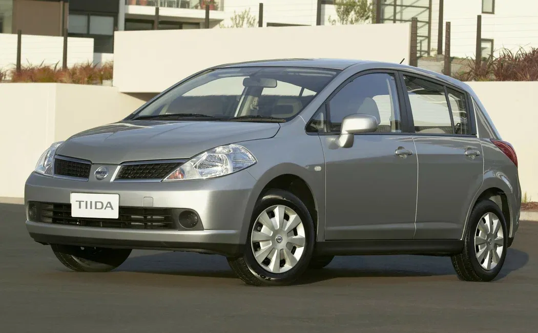 Логотип Nissan Tiida Хэтчбек 5 дв. 1 поколение