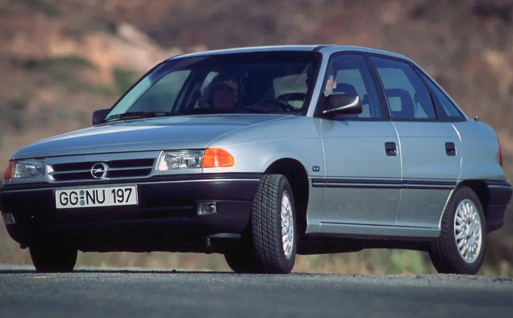 Логотип Opel Astra Седан 4 дв. 1 (F)