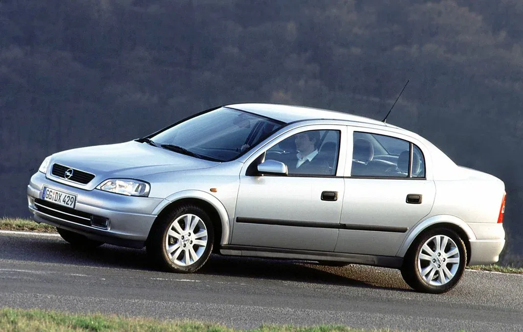 Логотип Opel Astra Седан 4 дв. 2 (G)