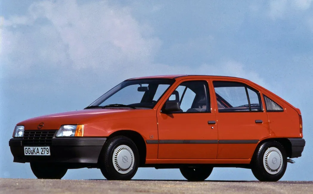 Логотип Opel Kadett Хэтчбек 5 дв. 6 (E)