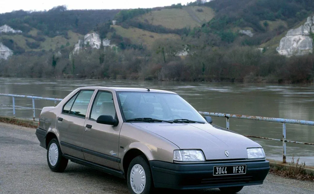 Логотип Renault 19 Седан 4 дв. 1 поколение
