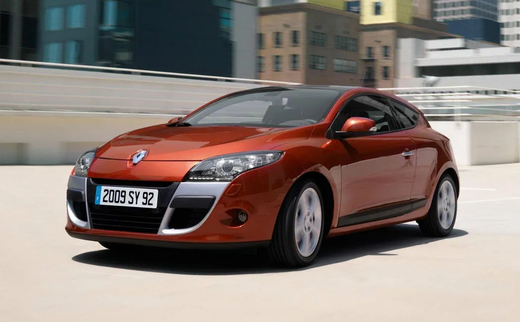 Логотип Renault Megane Хэтчбек 3 дв. 3 поколение