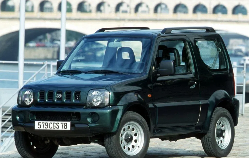 Логотип Suzuki Jimny Внедорожник 3 дв. 3 поколение