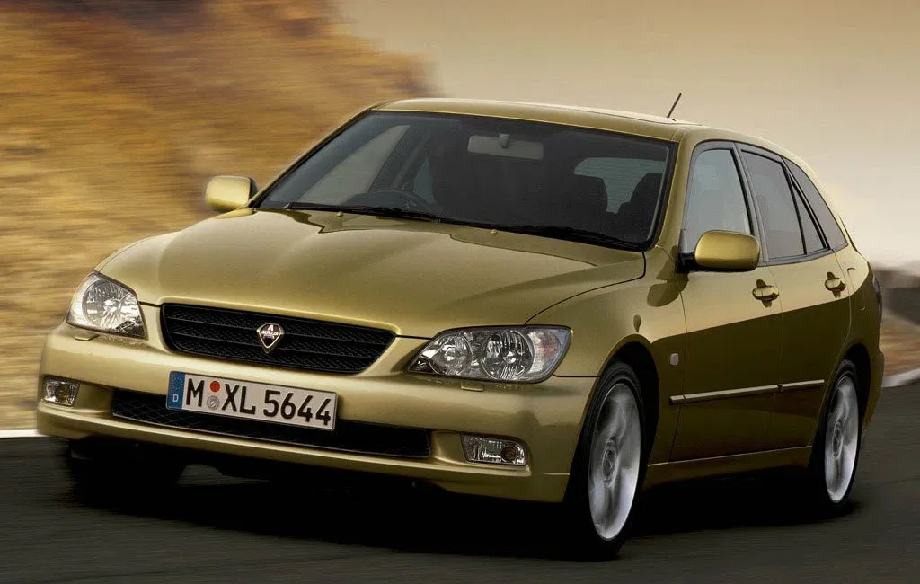 Логотип Toyota Altezza Универсал 5 дв. 1 поколение