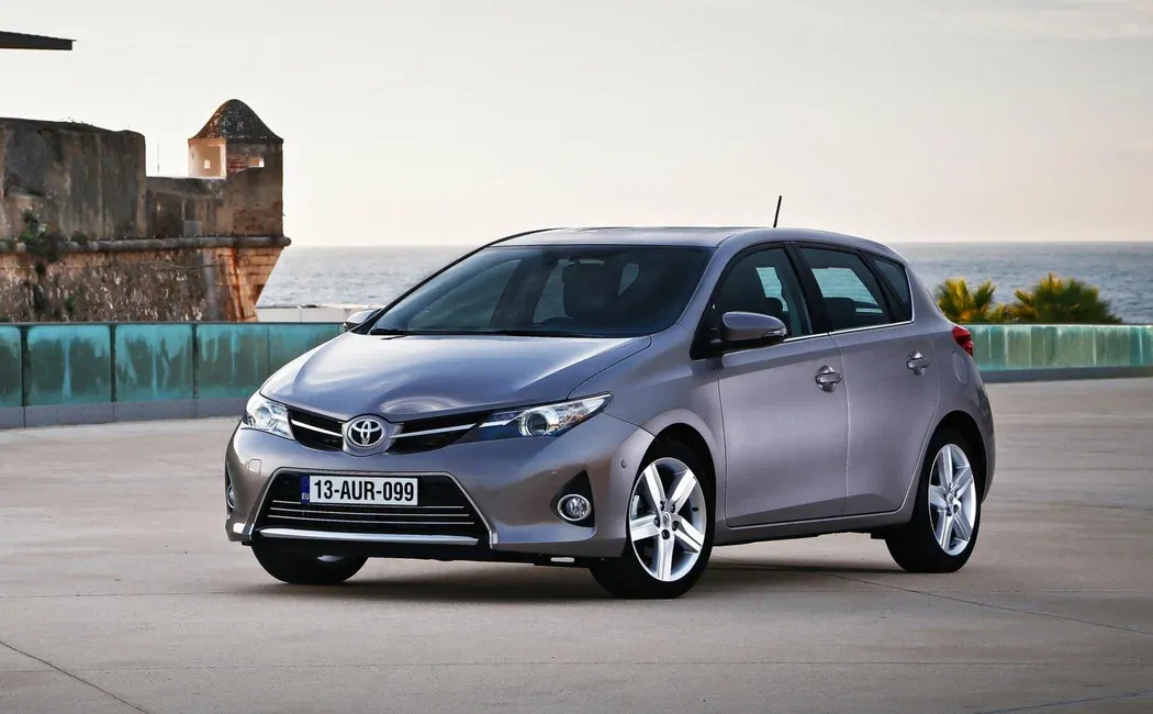 Логотип Toyota Auris Хэтчбек 5 дв. 2 поколение