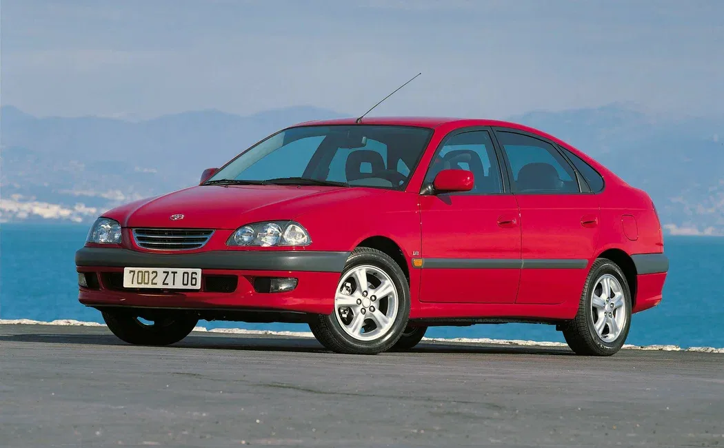 Логотип Toyota Avensis Лифтбек 4 дв. 1 поколение