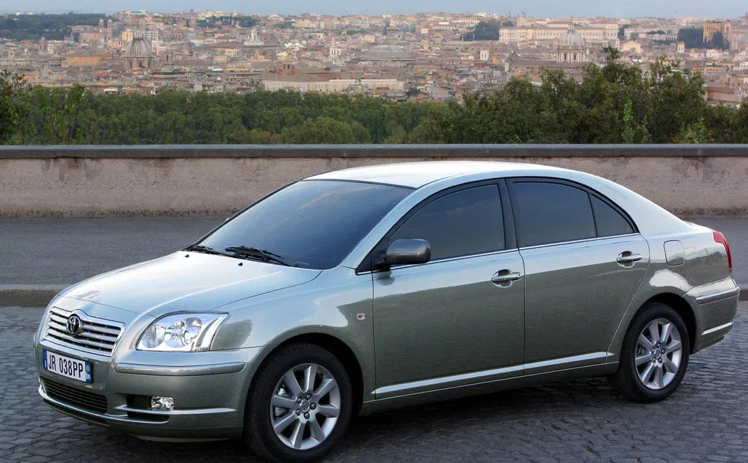 Логотип Toyota Avensis Лифтбек 4 дв. 2 (T25) (T250)