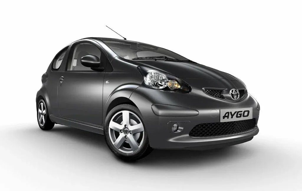 Логотип Toyota Aygo Хэтчбек 3 дв. 1 поколение