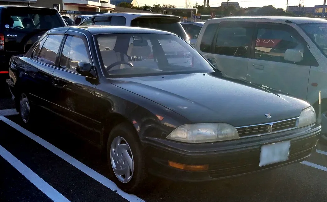 Логотип Toyota Camry Седан 4 дв. SV30 (V30)