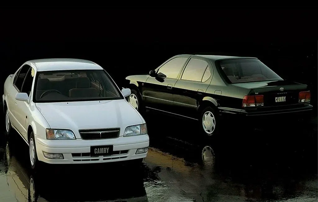 Логотип Toyota Camry Седан 4 дв. V40 / V41 / V42 / V43 / CV40 / CV41 / CV42 / CV43 / SV40 / SV41 / SV42 / SV43