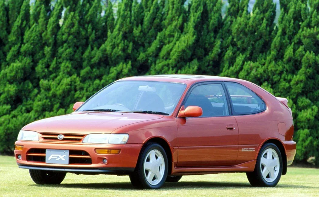 Логотип Toyota Corolla Хэтчбек 3 дв. 7 (E100)