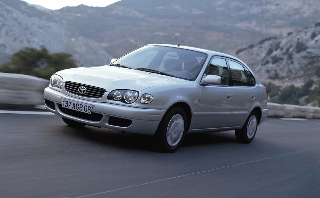 Логотип Toyota Corolla Хэтчбек 5 дв. 8 (E110)