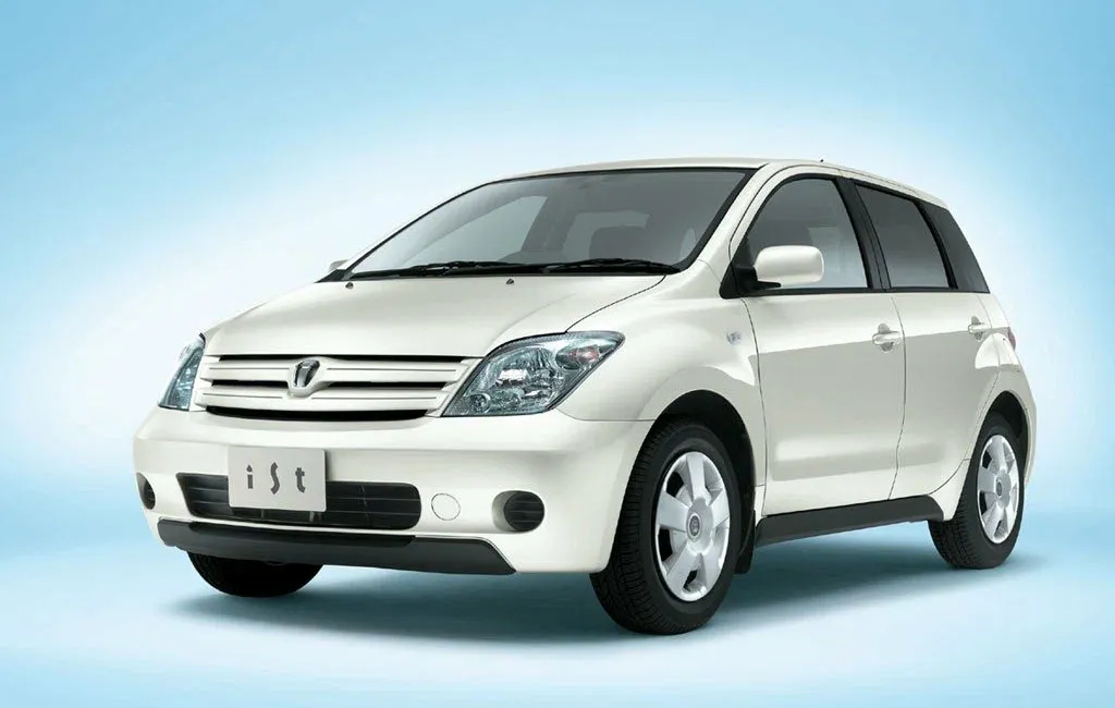 Логотип Toyota Ist Хэтчбек 5 дв. 1 поколение