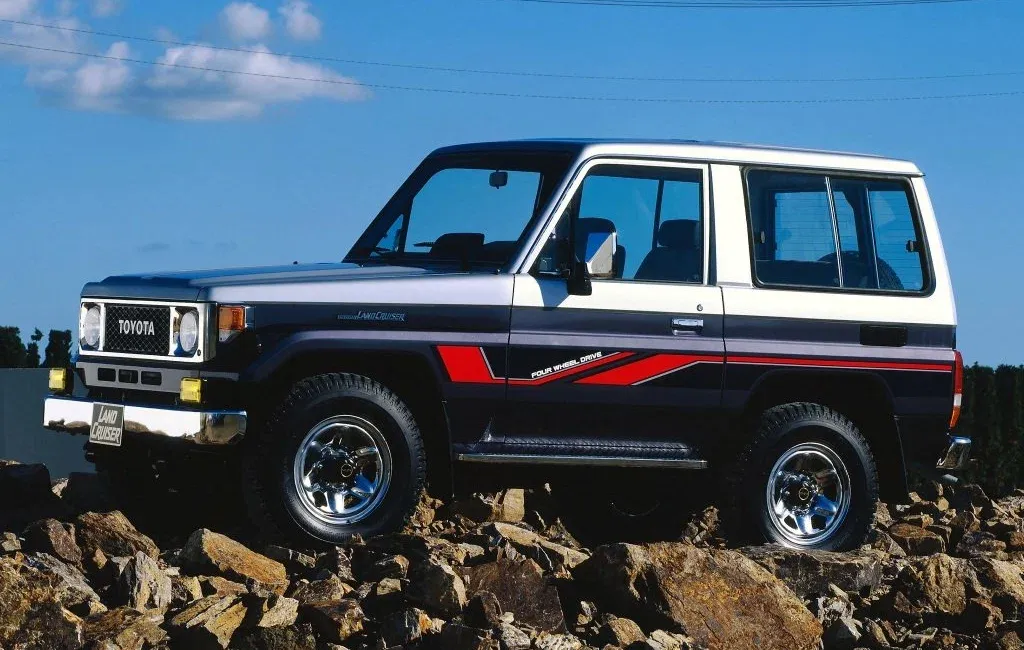 Логотип Toyota Land Cruiser Внедорожник 3 дв. 70 поколение