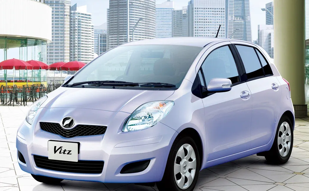 Логотип Toyota Vitz Хэтчбек 5 дв. 2 (XP90)