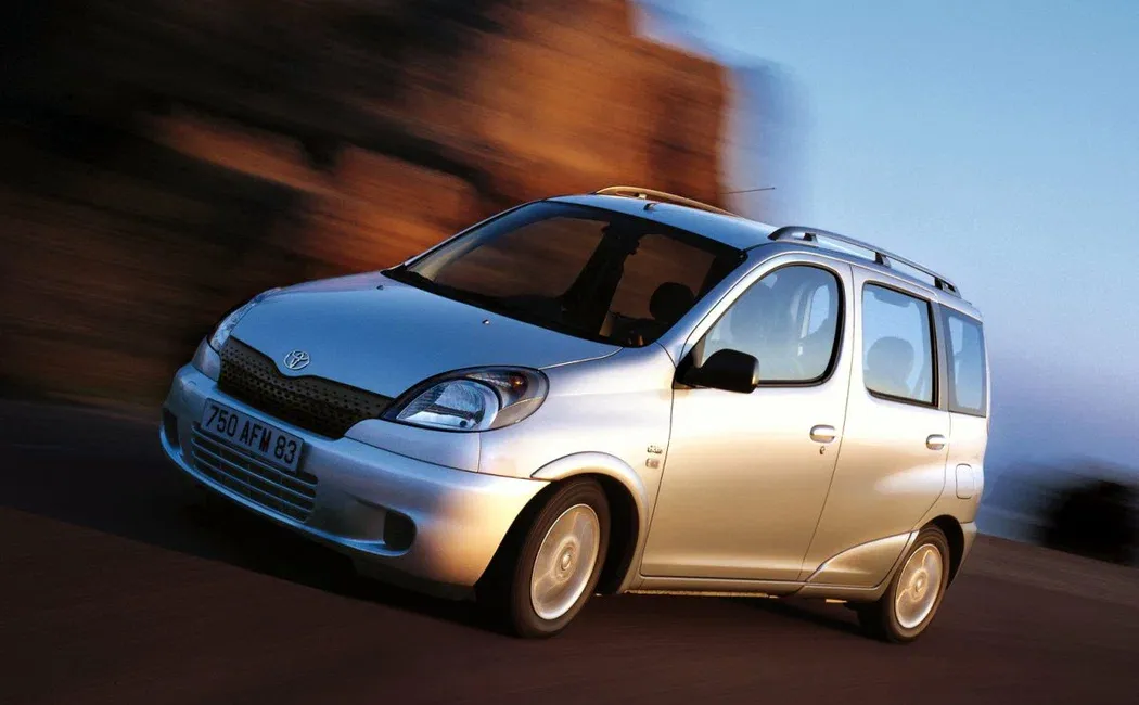 Логотип Yaris Verso