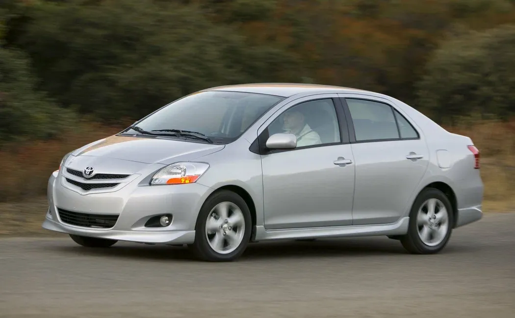 Логотип Toyota Yaris Седан 4 дв. 2 поколение