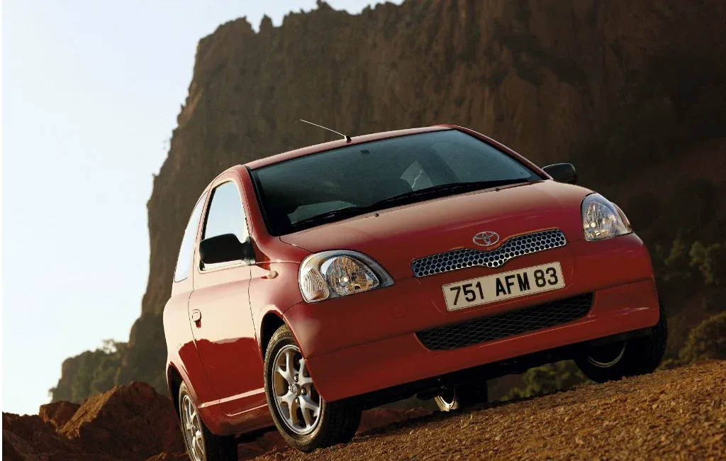 Логотип Toyota Yaris Хэтчбек 3 дв. 1 поколение