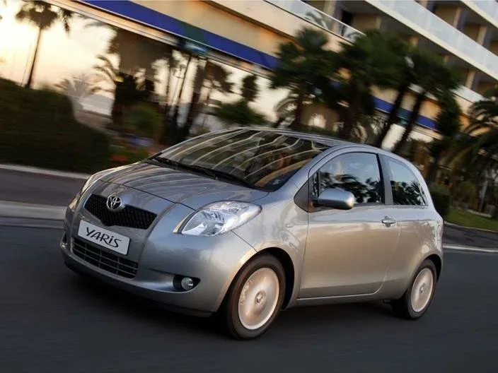 Логотип Toyota Yaris Хэтчбек 3 дв. 2 поколение